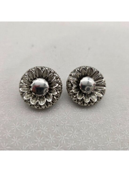 Unbranded Jewelry - Vintage Silver-Tone Flower Clip-On Earrings With Textured Petal Design